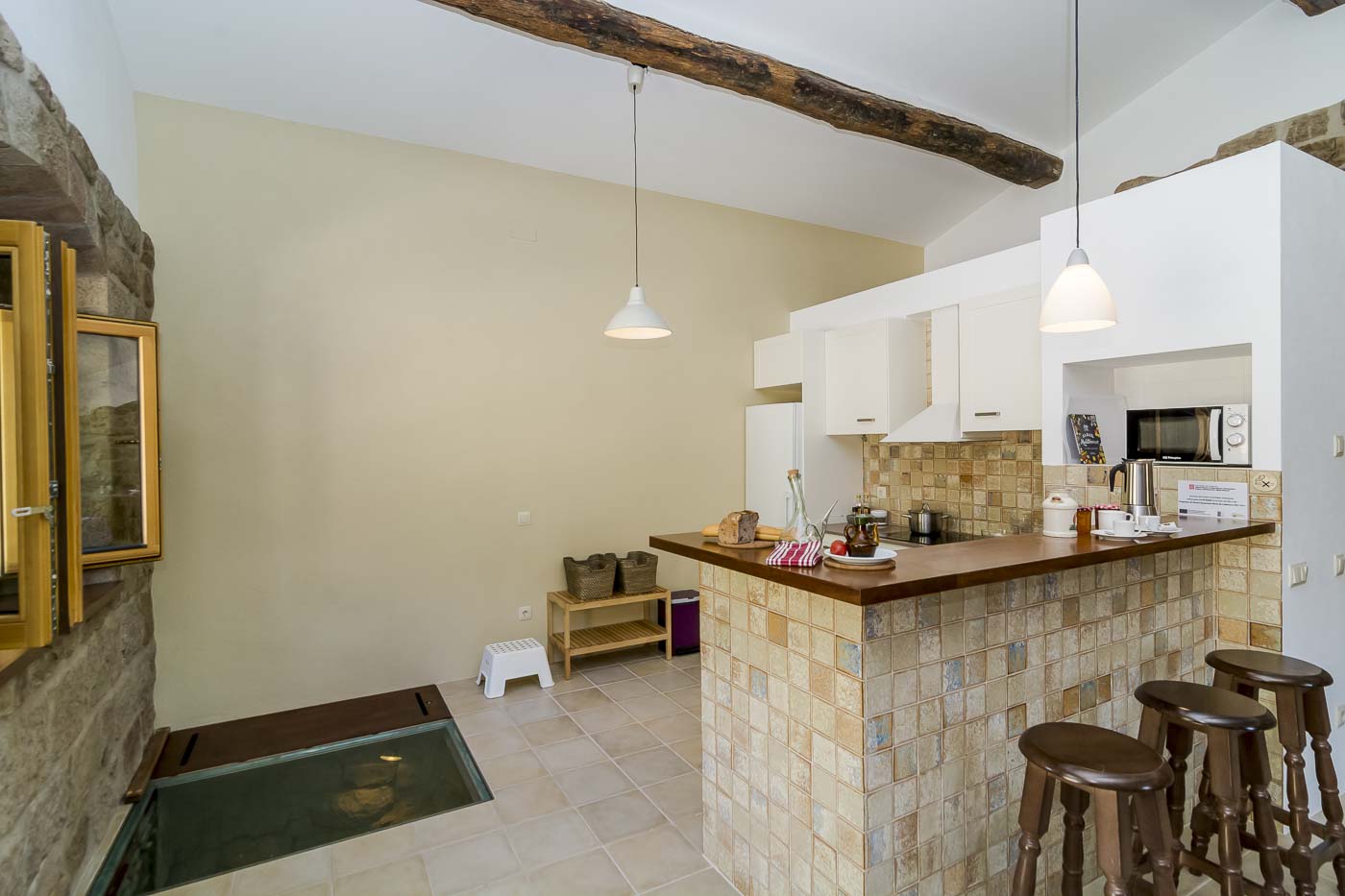 Cocina con mesa de desayuno 